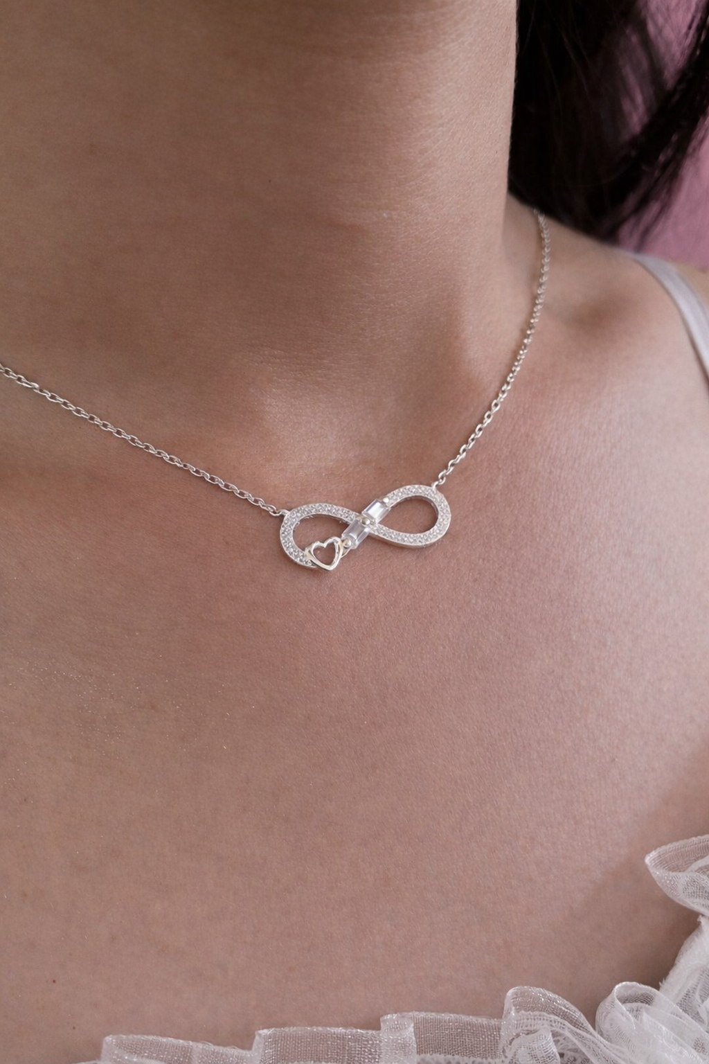 Cadena de plata 9.25 con dije de infinito y corazón