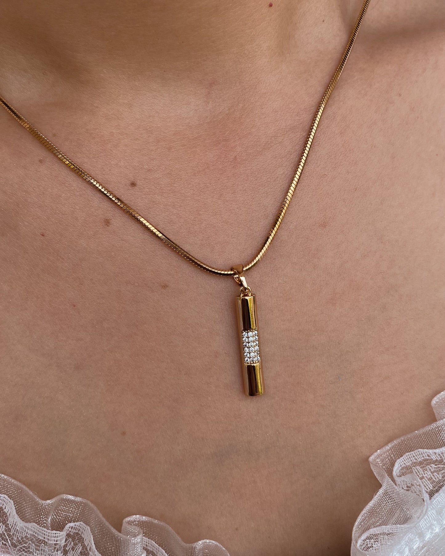 DIJE DE BARRA ELEGANTE CON ZIRCONIAS