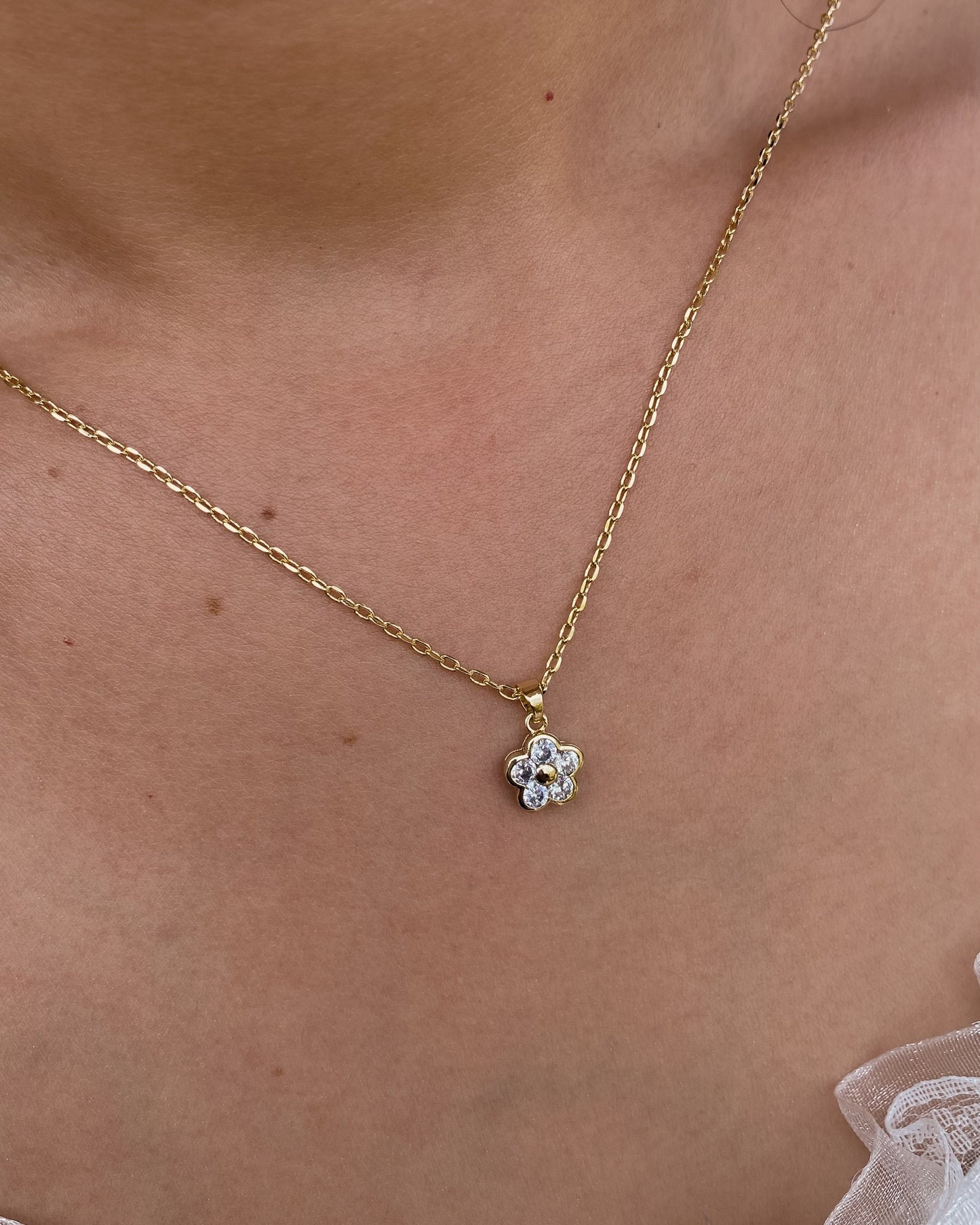 CADENA Y PENDIENTES DE FLORES