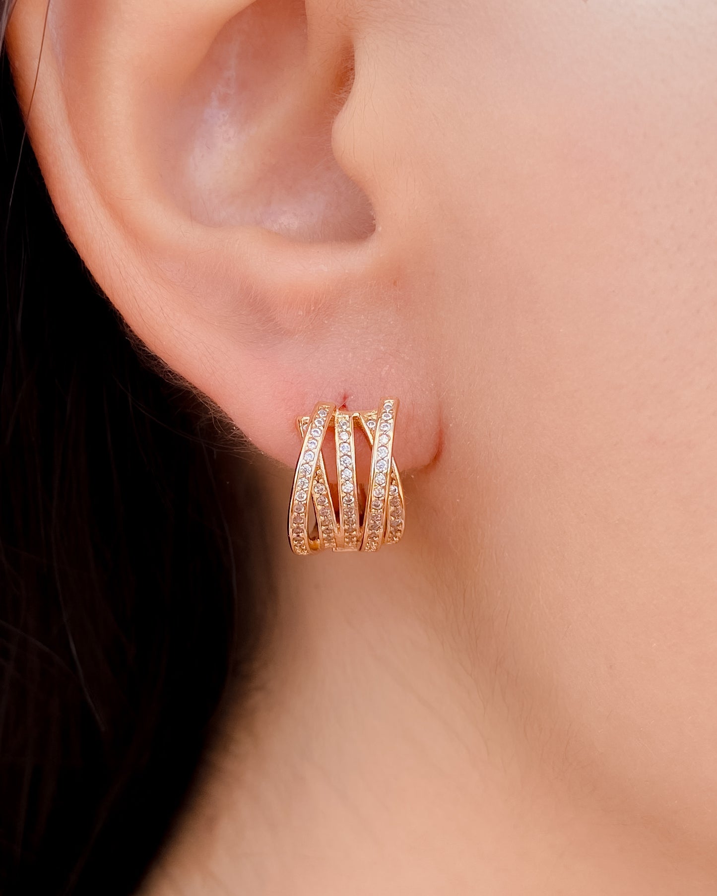 Pendientes dorados con brillos