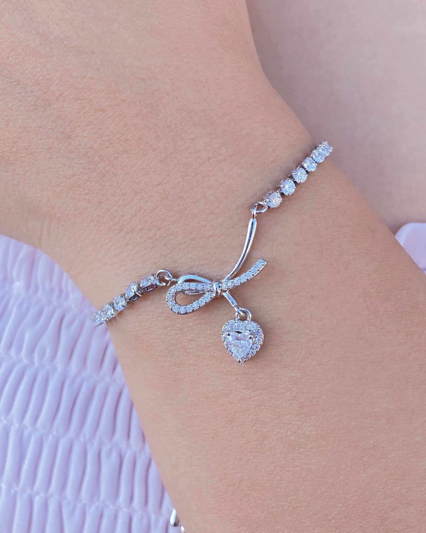 Pulsera ajustable con forma de moño