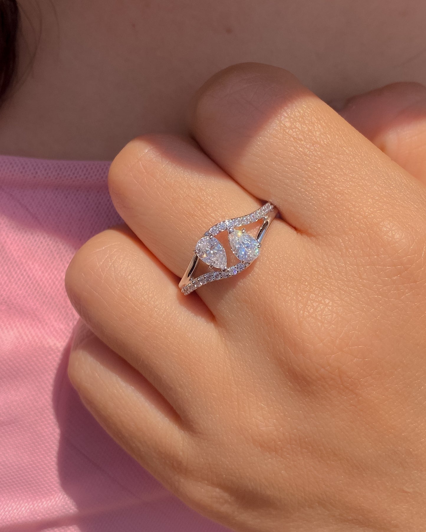 ANILLO PLATEADO GRUESO DE BRILLANTES