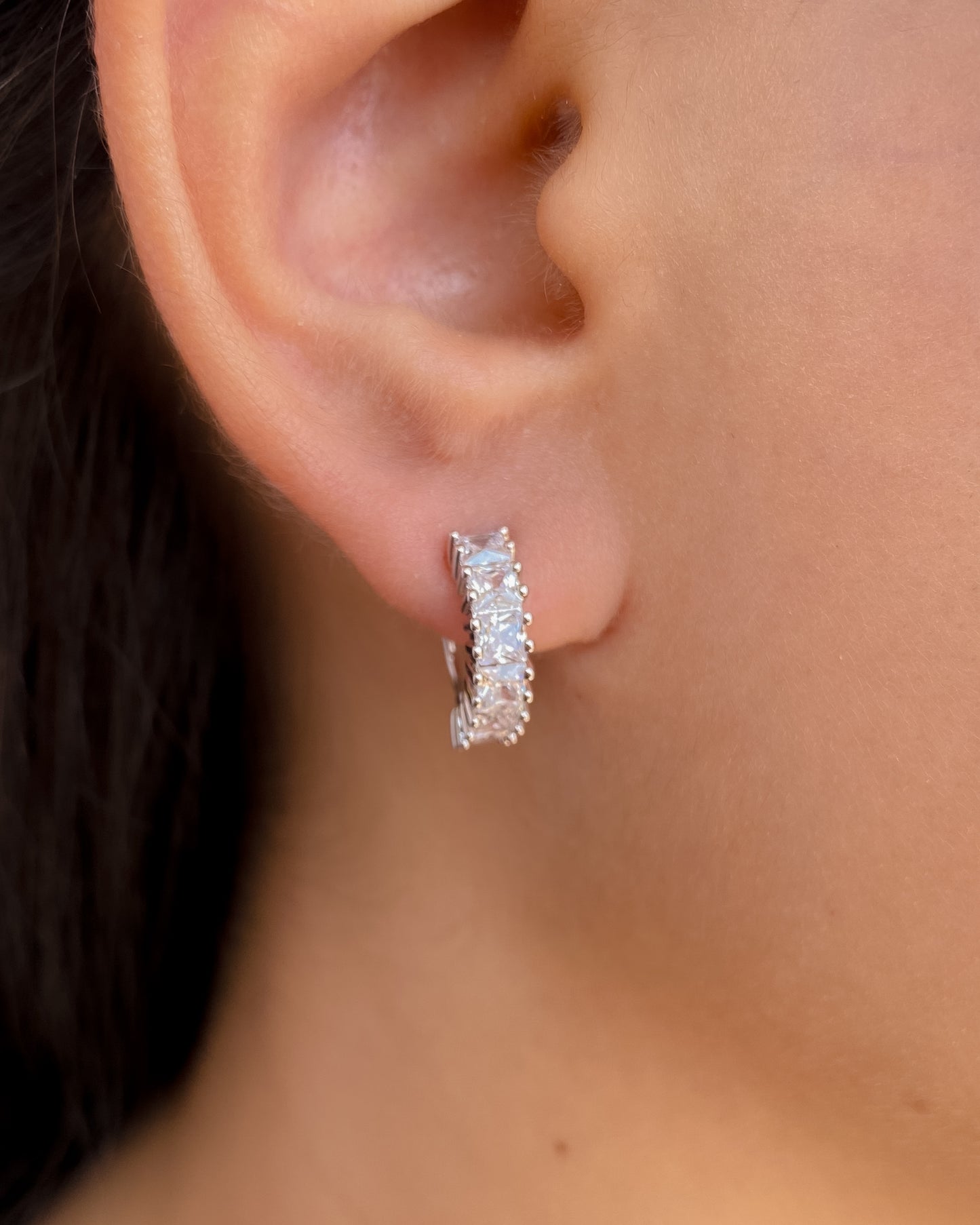 ARGOLLAS PLATEADAS DE BRILLANTES
