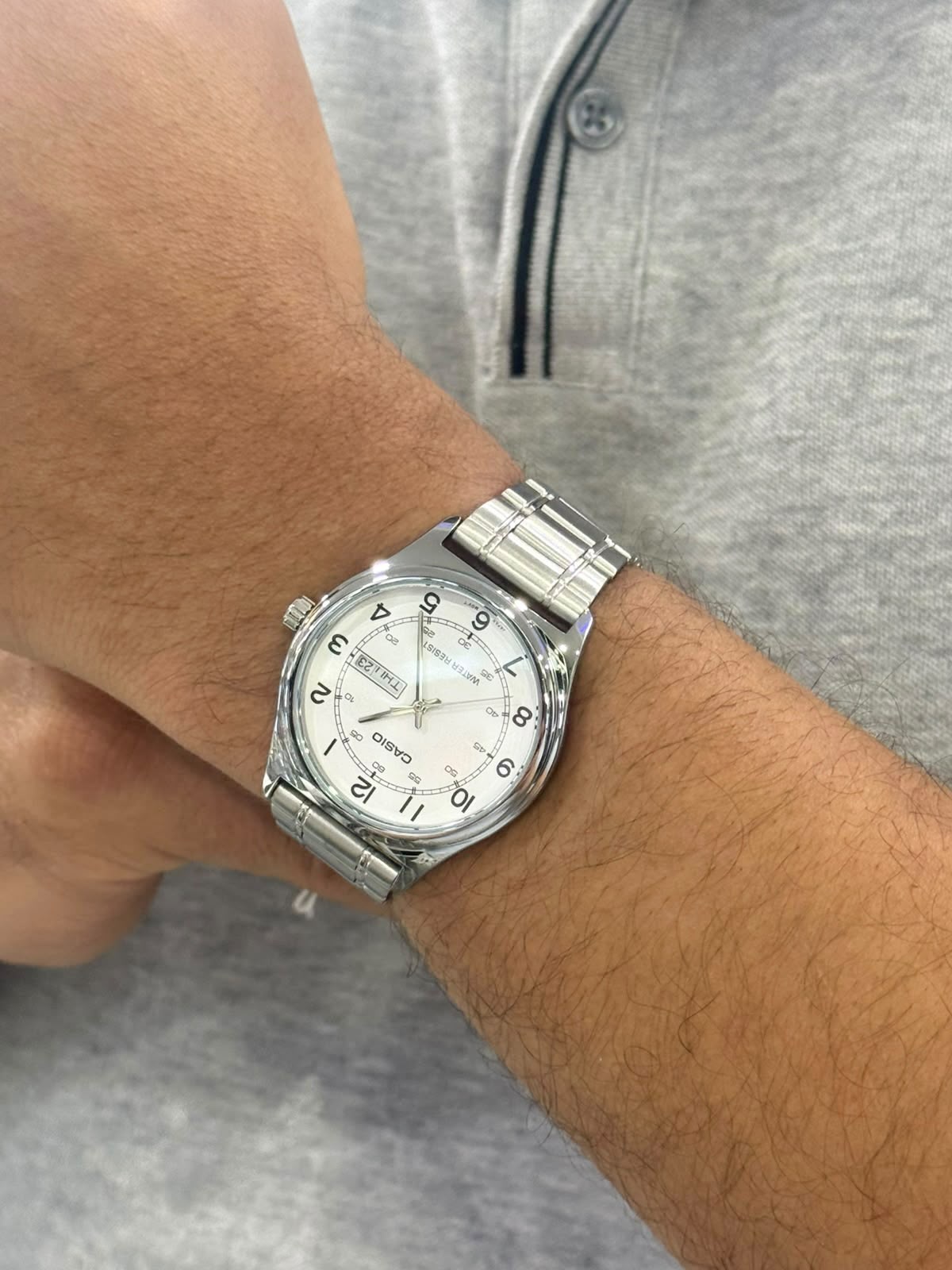 Reloj Casio plateado con fondo blanco