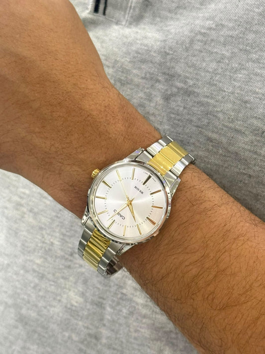 Reloj Casio bicolor plateado y dorado