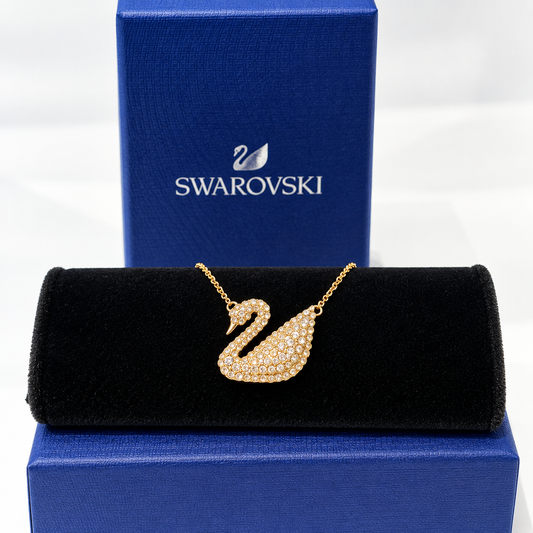 Collar dorado con dije de cisne y cristales