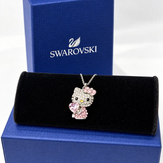 Collar plateado con dije de gatita y corazón rosa