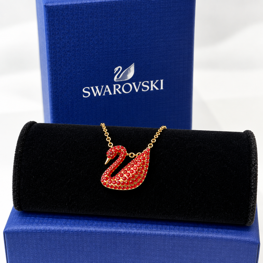 Collar dorado con dije de cisne rojo