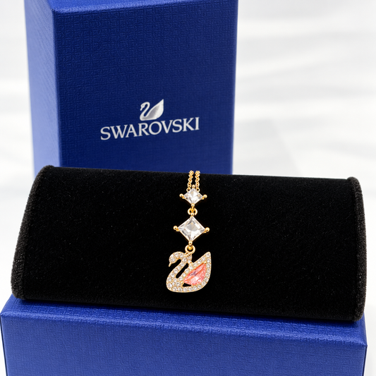 Collar dorado con dije de cisne y cristal rosa