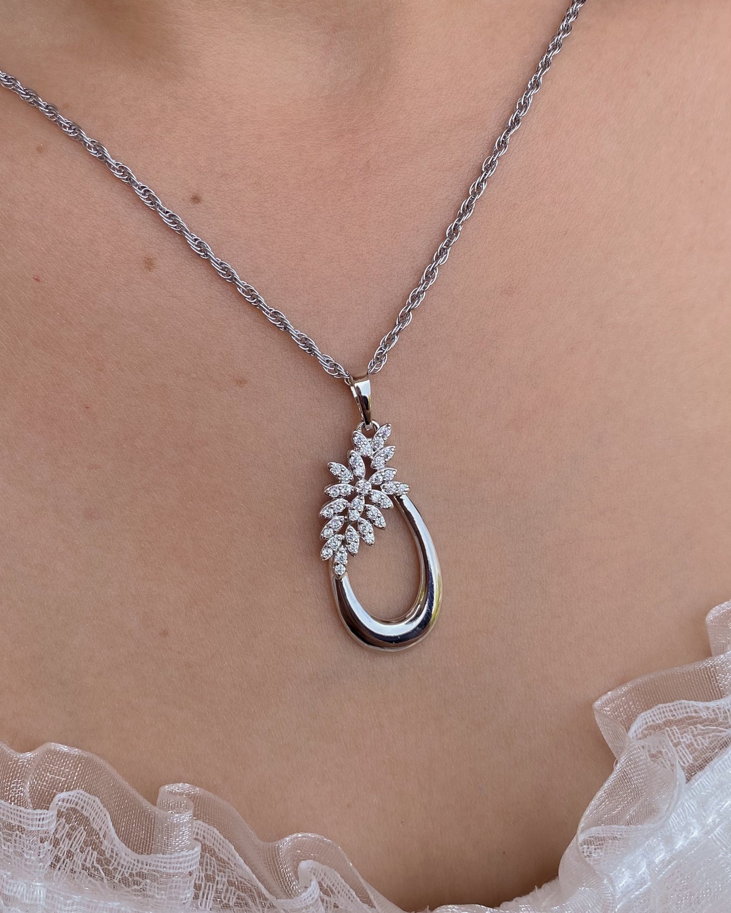 DIJE DE HOJAS CON ARETES