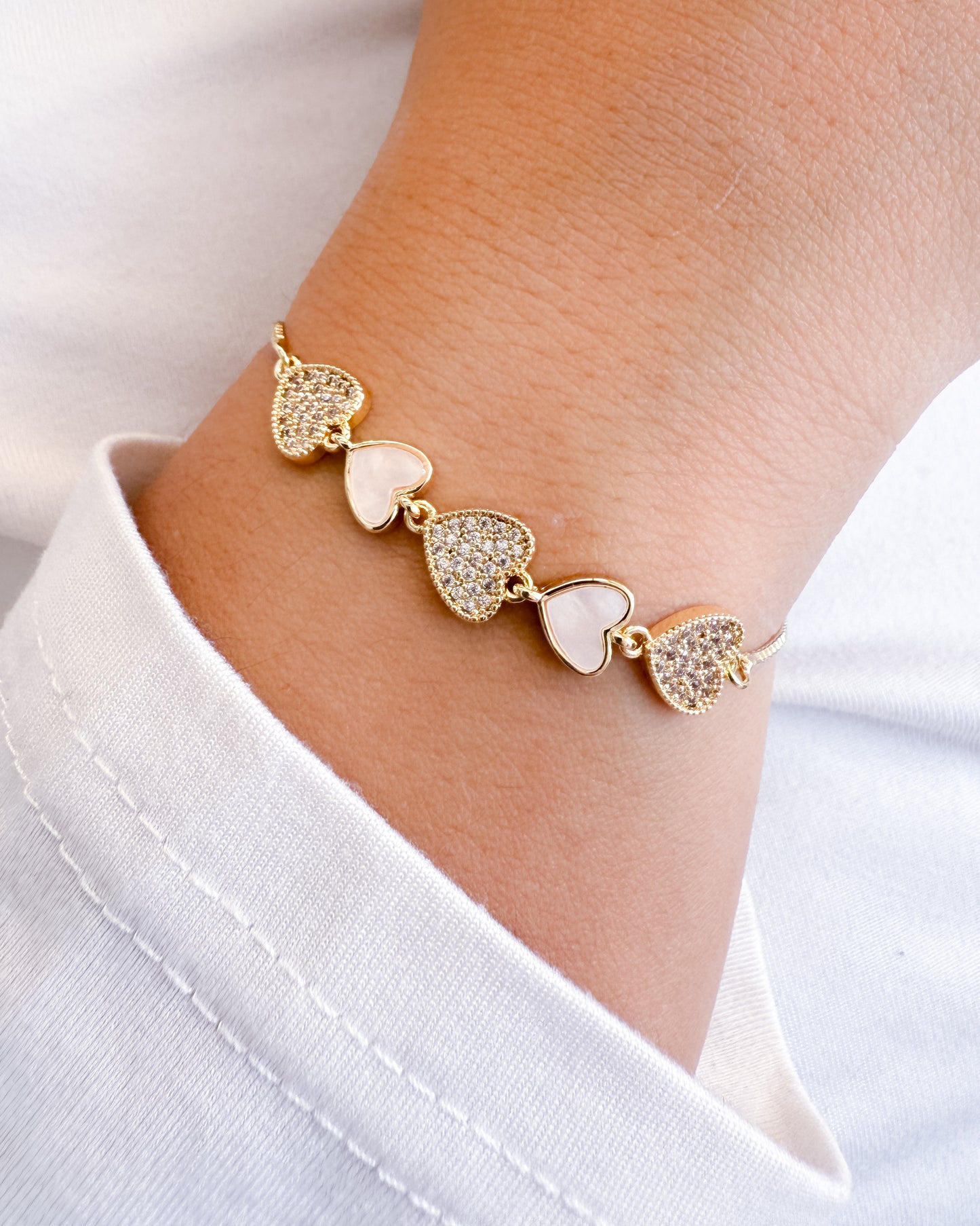 PULSERA DORADA CORAZONES EN LÍNEA