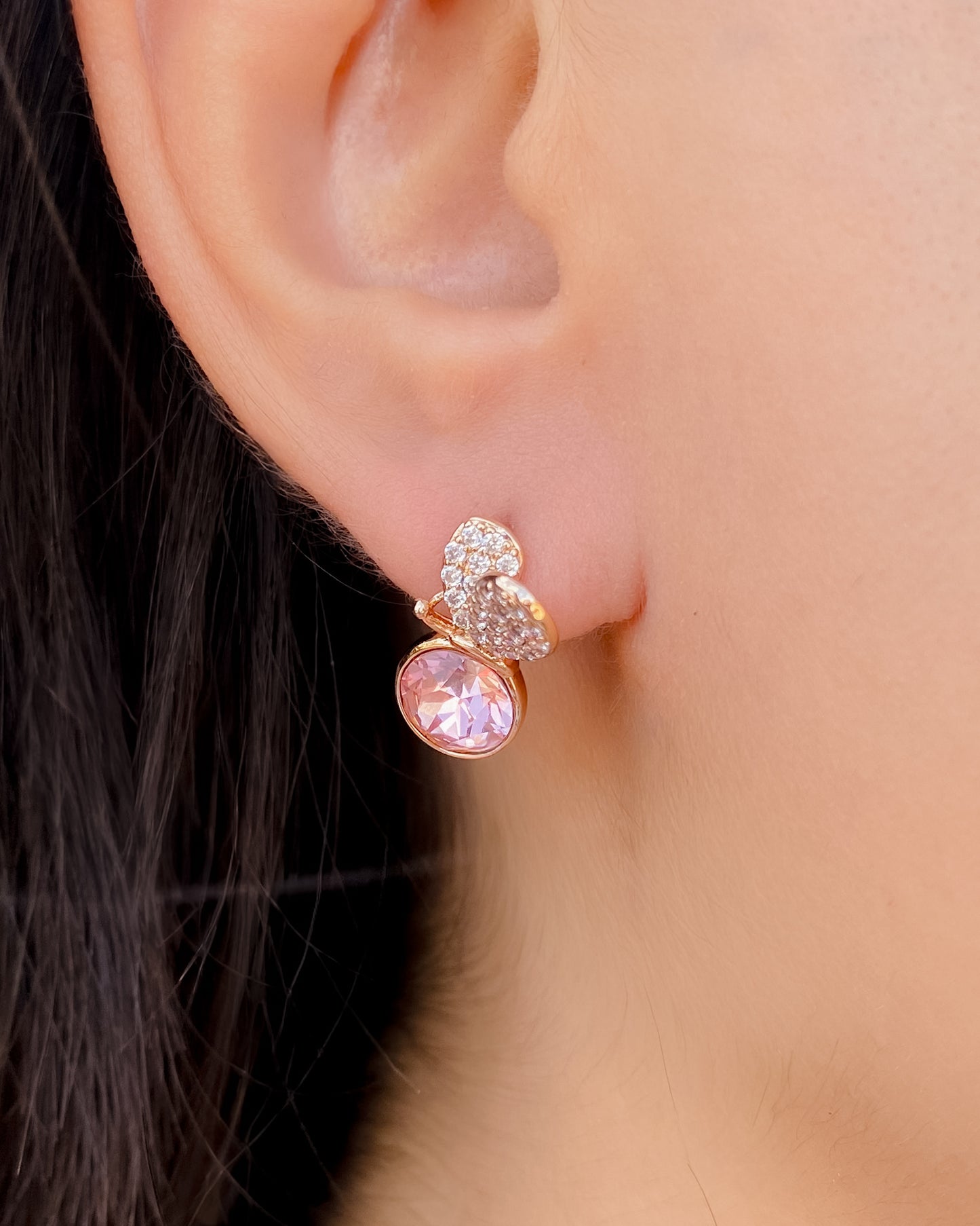 Pendiente mariposa rosa