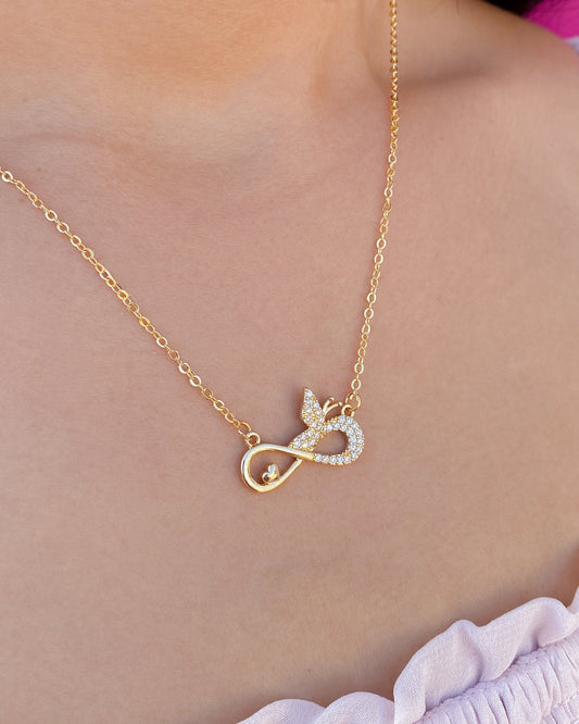 Cadena en baño de oro con forma de infinito