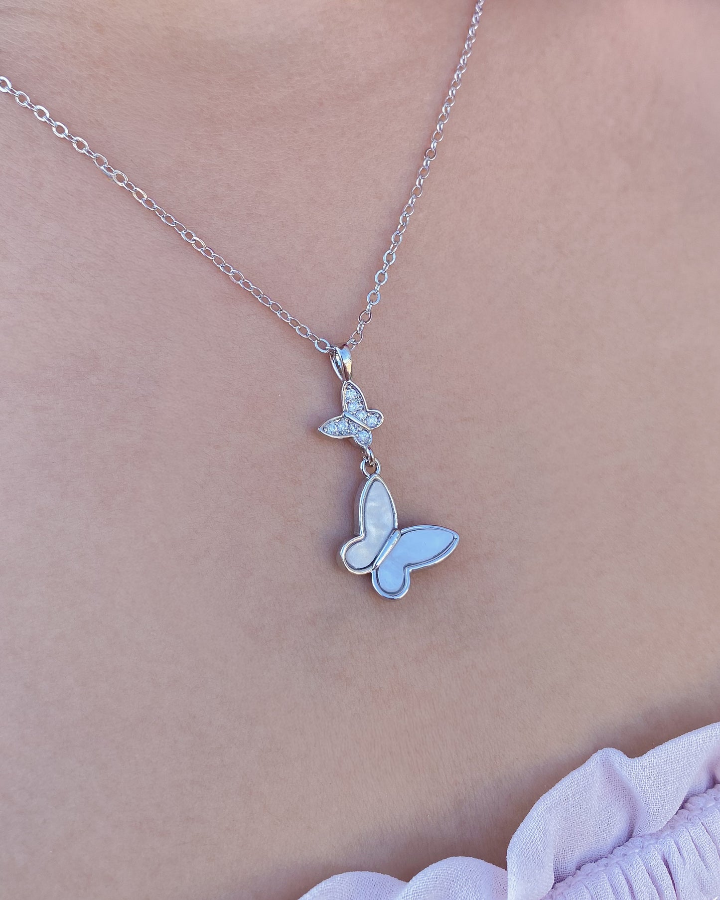 Cadena con forma de mariposas