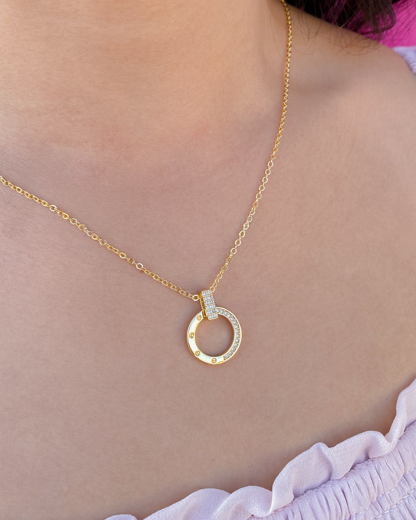 Cadena en baño de oro con forma de círculo
