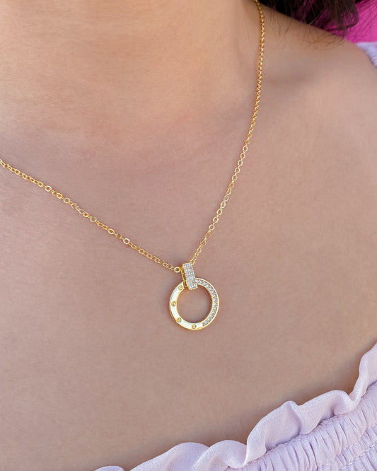 Cadena en baño de oro con forma de círculo