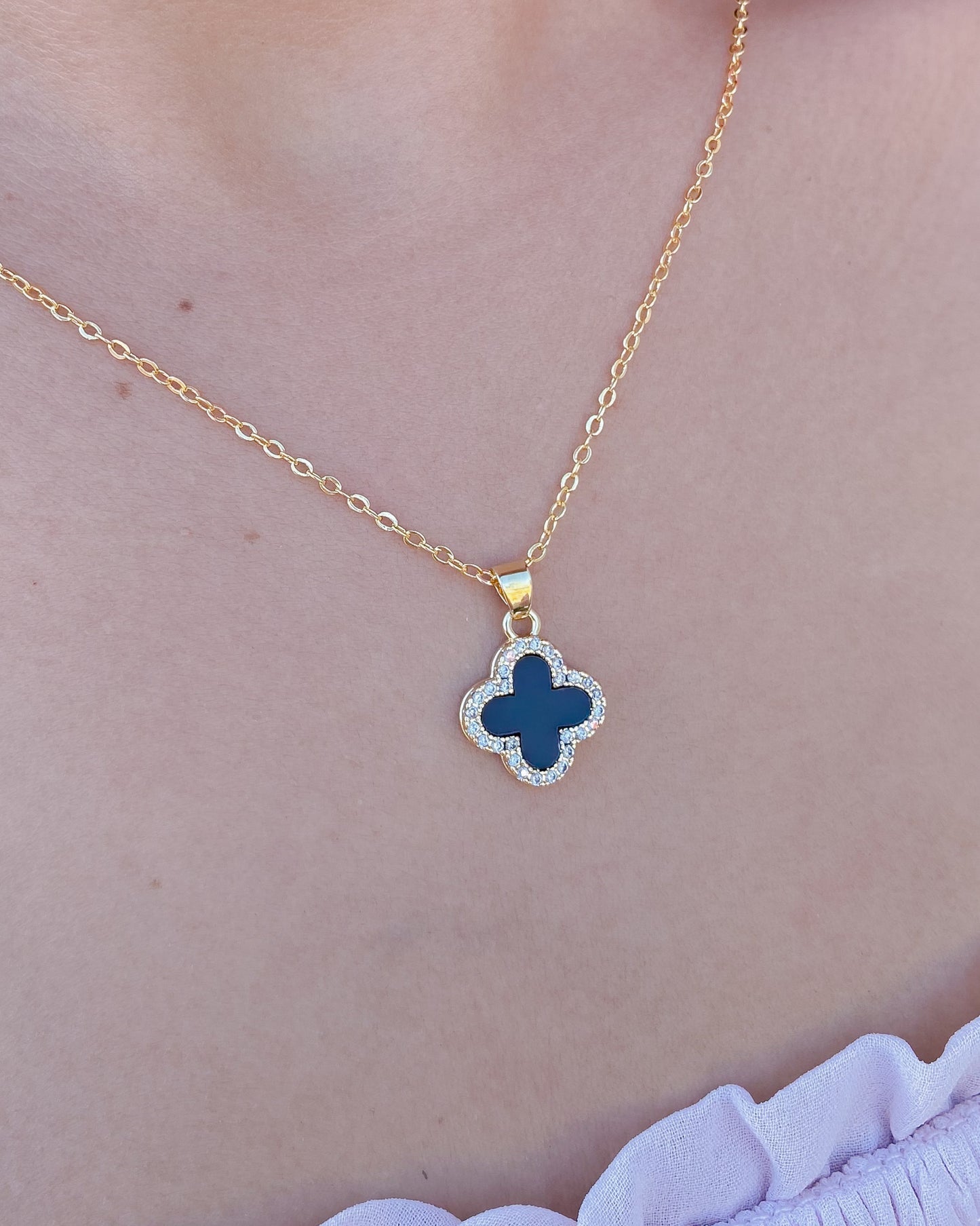 Conjunto dorado. (Cadena + aretes)