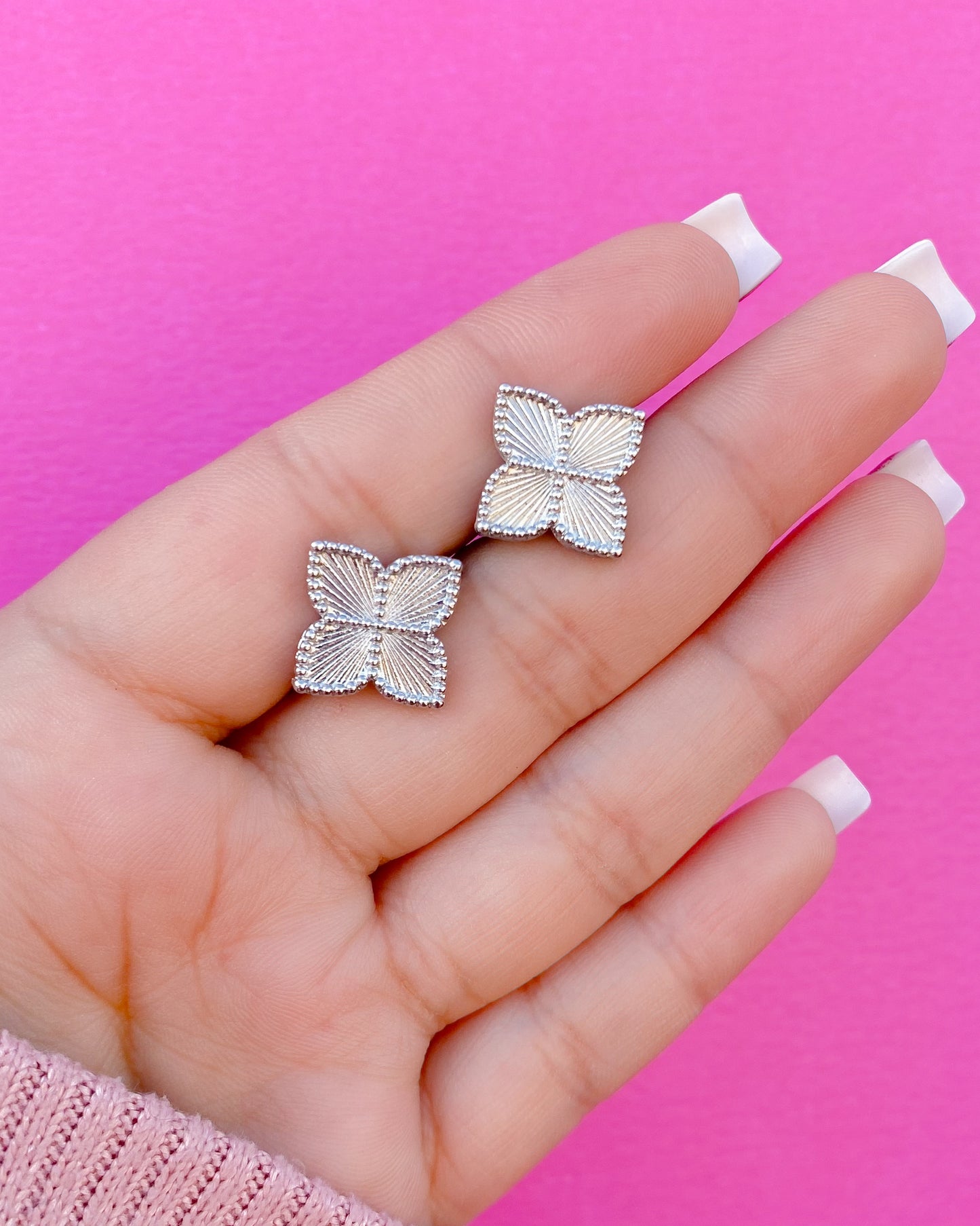 Conjunto plateado. (Cadena + aretes)