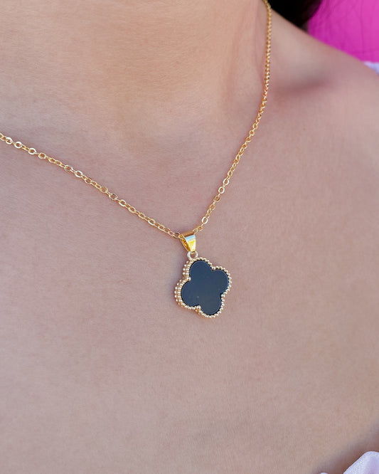 Conjunto dorado. (Cadena + aretes)
