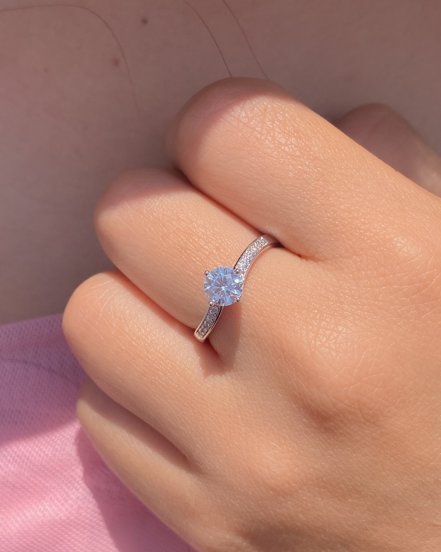 ANILLO CON PIEDRA TIPO COMPROMISO