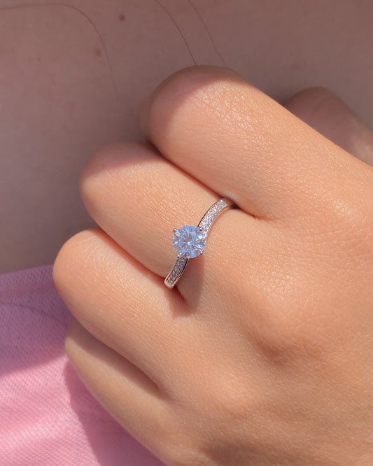 ANILLO CON PIEDRA TIPO COMPROMISO