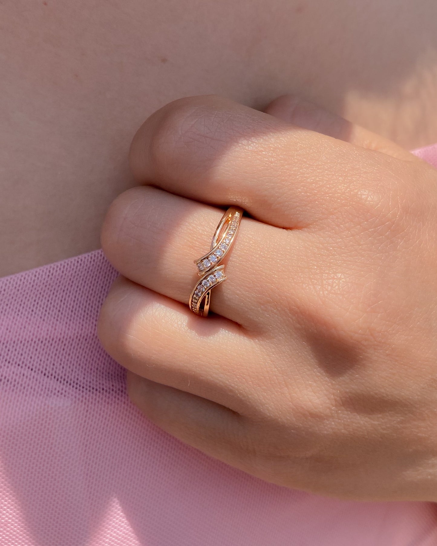 Anillo con líneas y brillitos