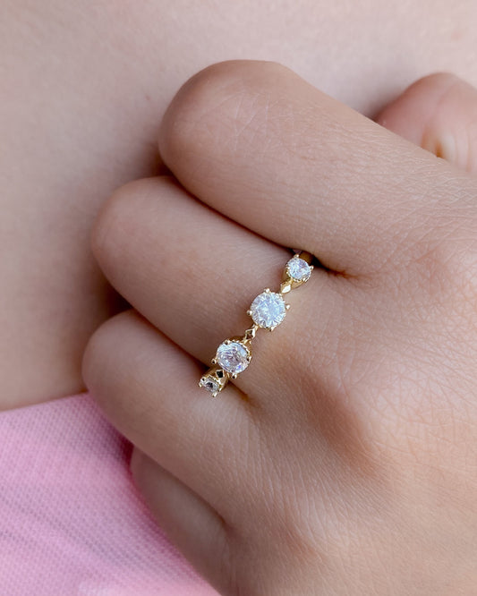 Anillo con piedritas brillantes