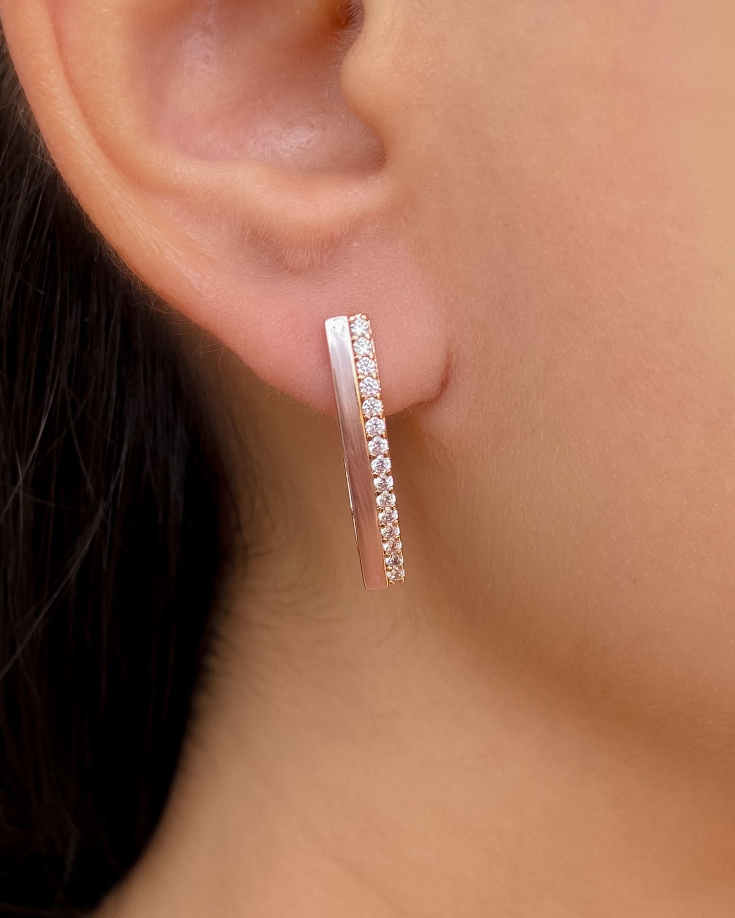 ARETES CON BRILLANTES A LOS LADOS